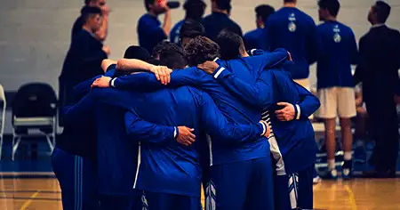 pessoas se abraçando no esporte que é utilizado como ferramenta de inclusão social