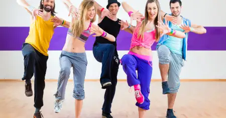 pessoas dançando com roupa colorida e se divertindo