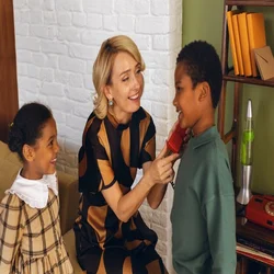 mulher-segurando-telefone-para-a-criança-falar